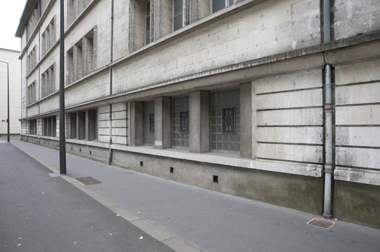 Détail du soubassement de la façade principale.