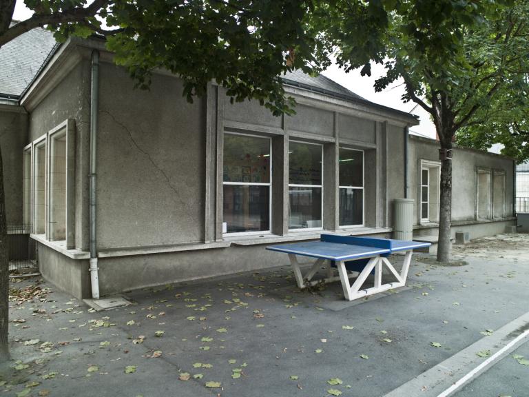 Façade postérieure vue depuis la cour de l'école primaire.