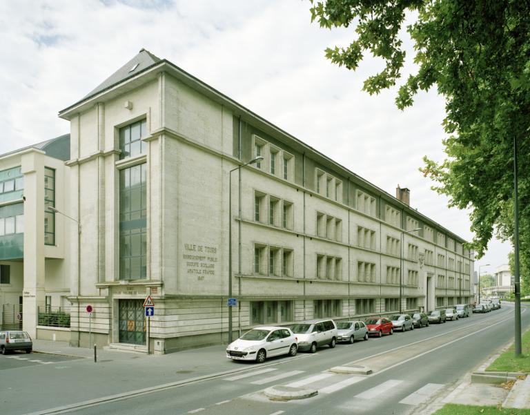 Façade principale du collège et de l'école primaire vue depuis le quai. ; Vue générale du collège et de l'école primaire depuis le quai.