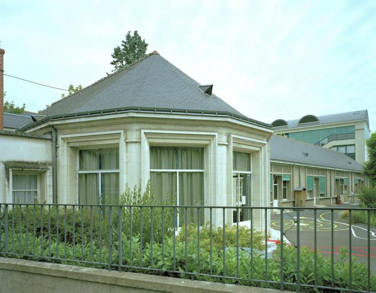 Vue générale de l'école maternelle depuis la rue des Jacobins. ; Façade principale vue depuis la rue des Jacobins.