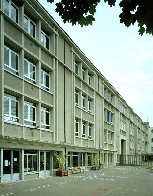 Façade postérieure vue depuis la cour de l'école primaire.
