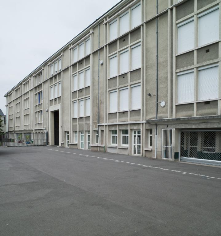Façade postérieure vue depuis la cour du collège.