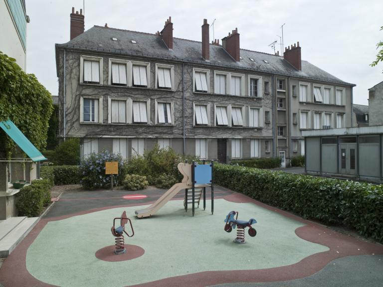 Façades postérieures de l'ensemble, vues depuis la cour de l'école maternelle.