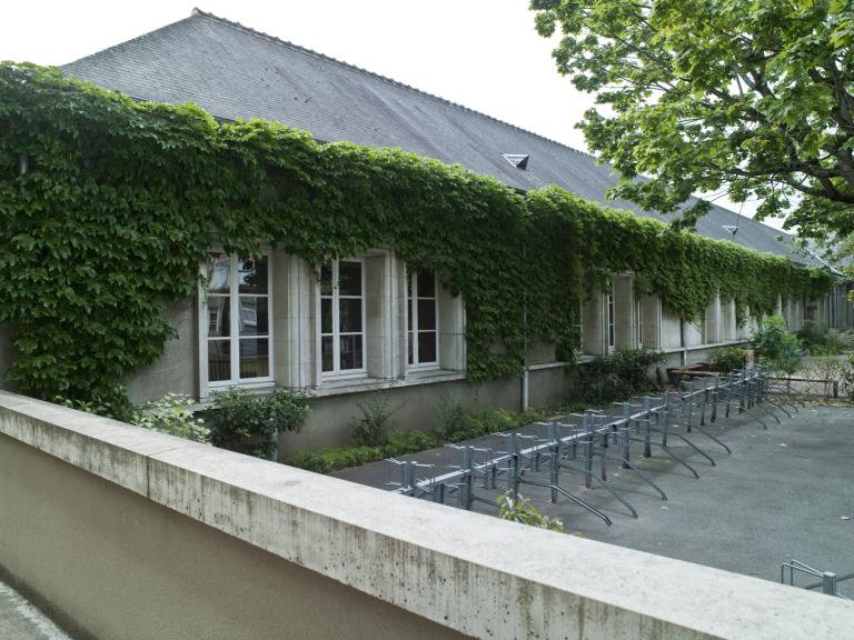 Façade postérieure vue depuis la cour du collège.