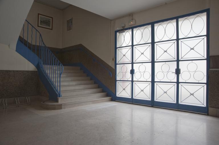 Hall d'entrée au rez-de-chaussée de l'école primaire.