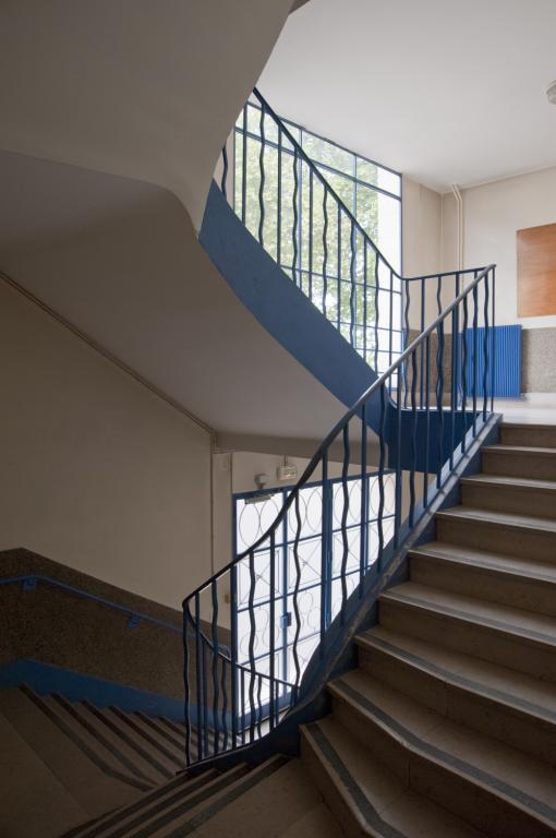 Escalier principal de l'école primaire.