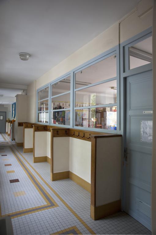 Couloir du deuxième étage de l'école primaire.