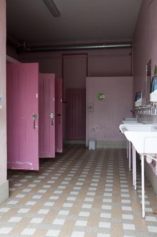 Toilettes des filles donnant sur la cour de l'école primaire.