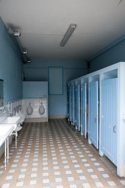 Toilettes des garçons donnant sur la cour de l'école primaire.