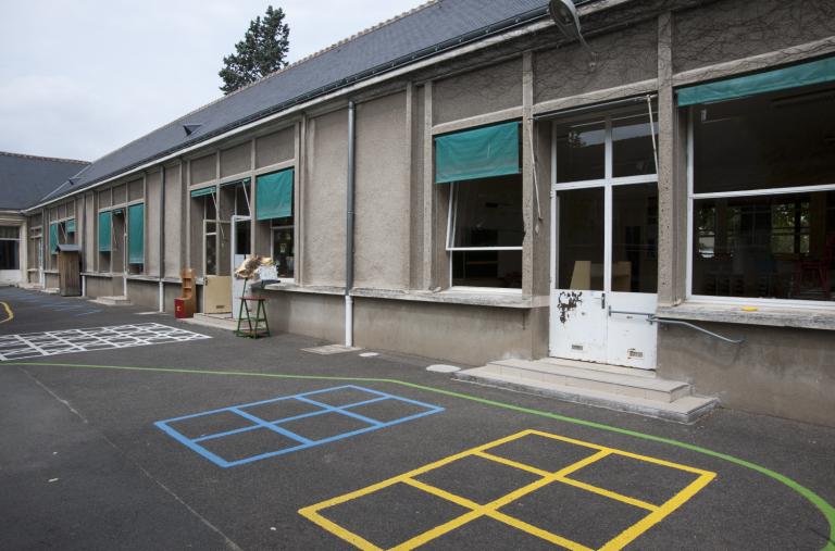 Façade principale vue depuis la cour de l'école maternelle.
