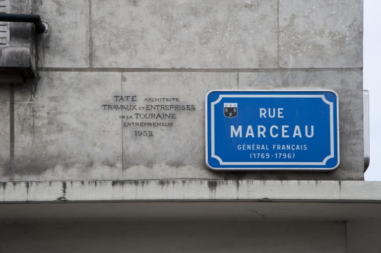 Détail à l'angle des rues Marceau et Richelieu : noms de l'architecte et de l'entrepreneur.