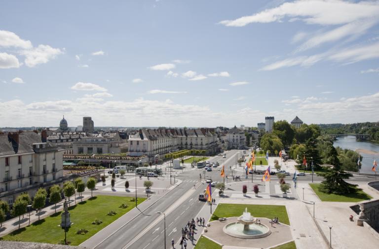 Vue de la place Anatole-France depuis l'auditorium de la bibliothèque municipale.