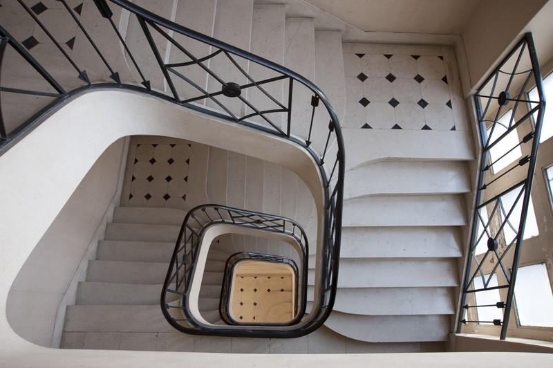 Vue plongeante de l'escalier principal.