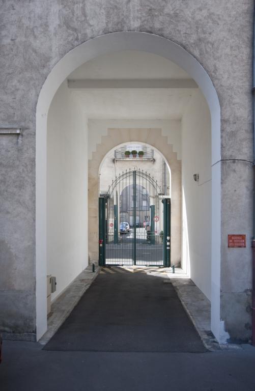 Porches monumentaux rue des Déportés, vus depuis le coeur de l'îlot M. ; Porche monumental de la rue des Déportés vu depuis le coeur d'îlot.