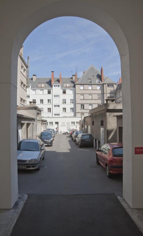 Coeur de l'îlot M, vu depuis le porche monumental de la rue des Déportés. ; Coeur d'îlot vu depuis le porche monumental de la rue des Déportés.