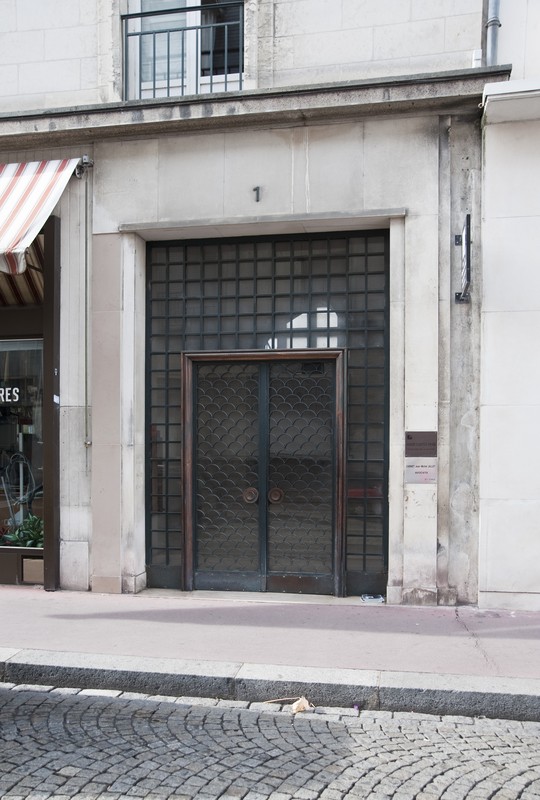 Porte d'entrée de l'immeuble.