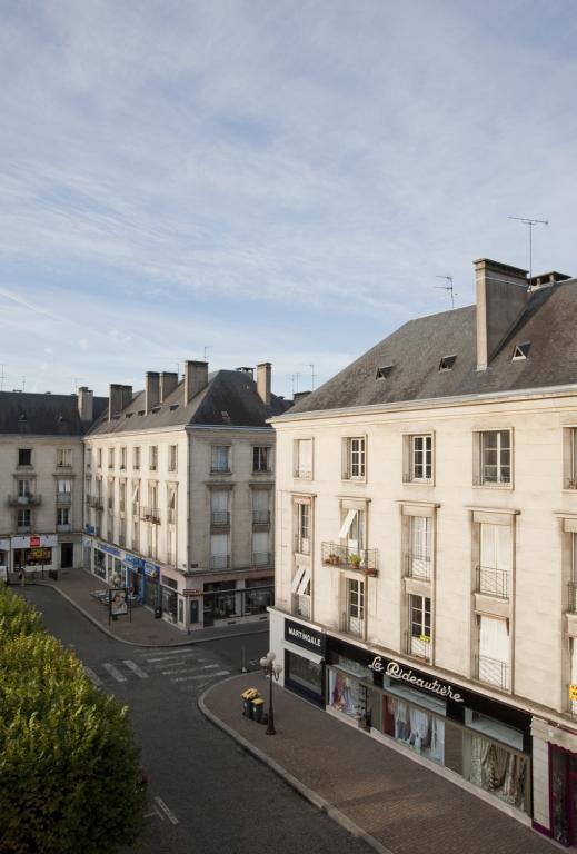 Façades des îlots L et D formant le côté ouest de la place.