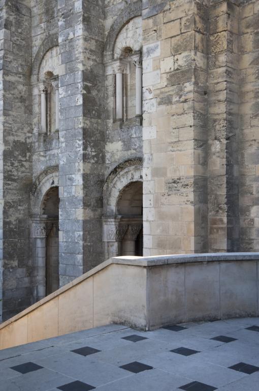 Escalier descendant au cloître de Saint-Julien.