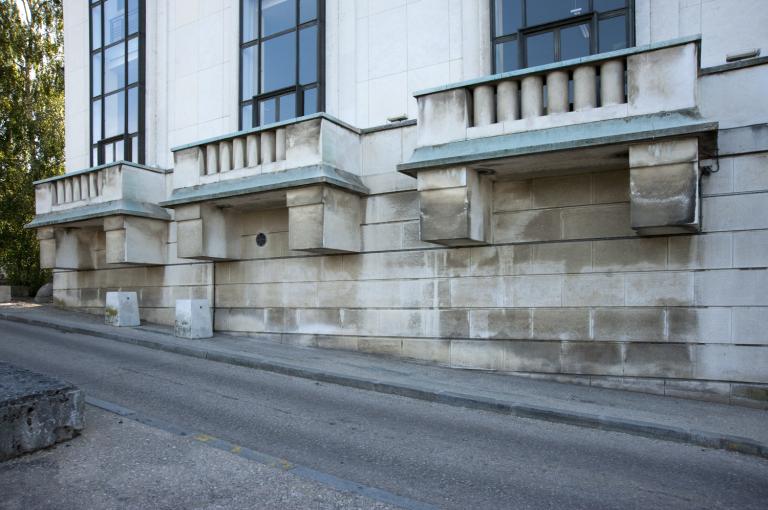 Balcons de la section Jeunesse en façade nord.