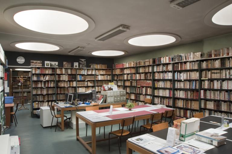 Salle principale de la Société archéologique de Touraine au troisième étage.