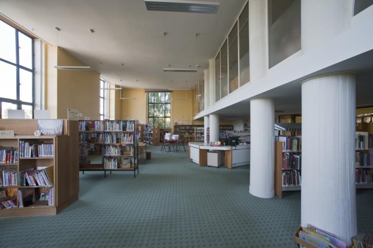Bibliothèque municipale ; Ensemble de tables de bibliothèque ; Présentation des objets mobiliers de la bibliothèque municipale