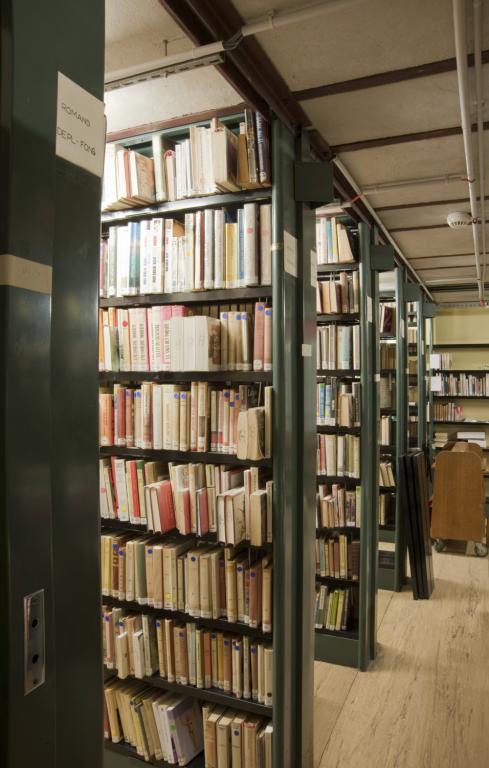 Réserves (niveau bas) du petit magasin attenant à la section Lecture publique.