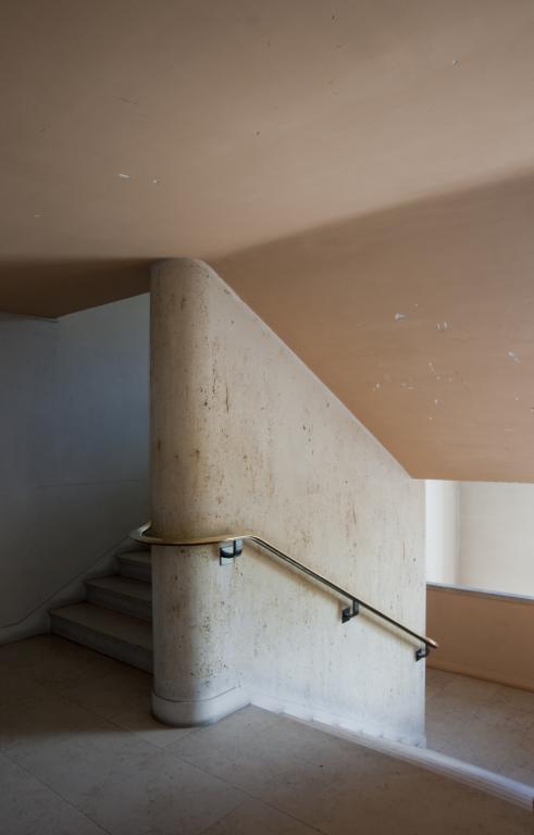 Grand hall du premier étage : mur d'échiffre de l'escalier latéral.