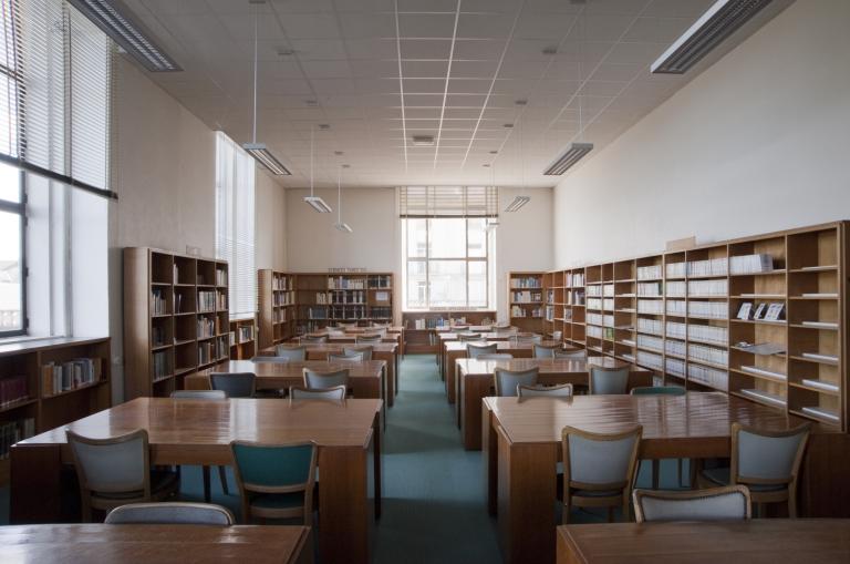 Salle de la section Etude au premier étage, côté est. ; Tables installées dans la section Etude au premier étage. ; Vue des chaises et des fauteuils installés dans la section Etude côté est.