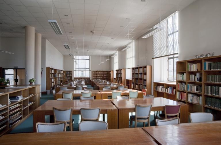 Bibliothèque municipale ; Ensemble de tables de bibliothèque ; Ensemble de chaises et de fauteuils ; Présentation des objets mobiliers de la bibliothèque municipale