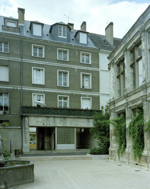 Façade sur cour du corps de passage aligné sur la rue Nationale. ; Jardin vu depuis l'entrée est de l'îlot rue Jules-Favre.