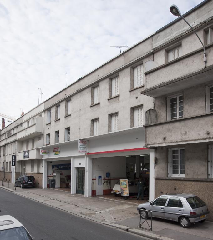 Garage de réparation automobile au 11 de la rue Voltaire.