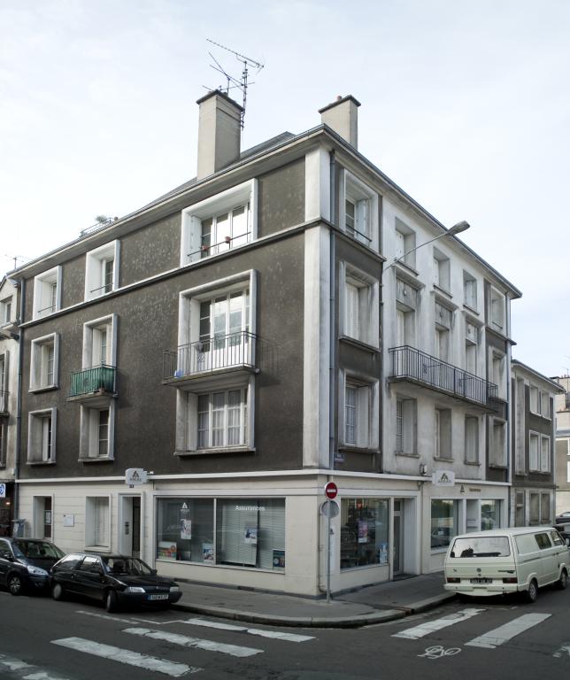 Immeuble à l'angle des rues Richelieu et des Déportés.