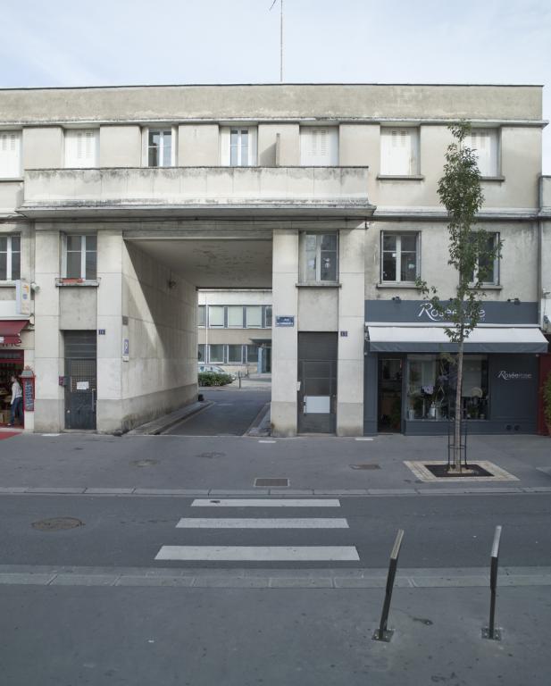 Porche monumental rue du Commerce.