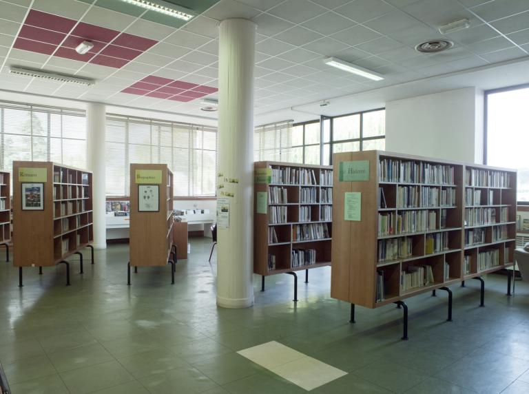 Salle de la section Lecture publique au rez-de-chaussée. ; Vue générale des rayonnages de la salle de prêt au rez-de-chaussée.