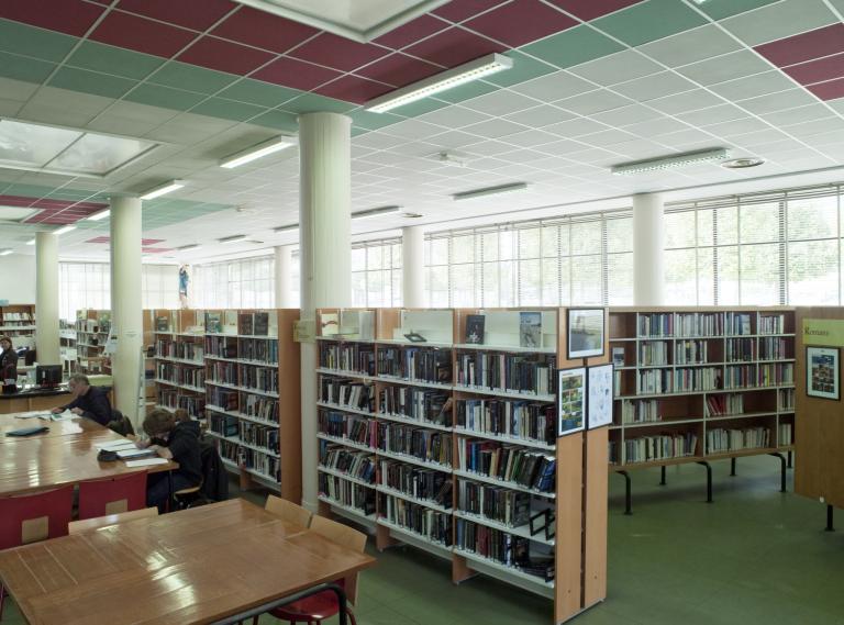 Salle de la section Lecture publique au rez-de-chaussée. ; Tables et rayonnages disposés dans la salle de prêt du rez-de-chaussée.