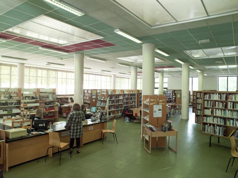 Bibliothèque municipale ; Présentation des objets mobiliers de la bibliothèque municipale