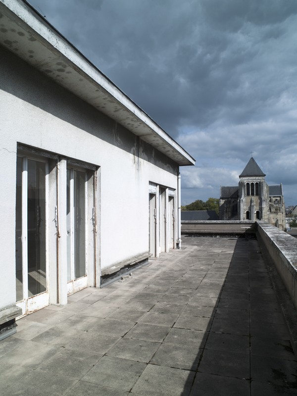 Troisième étage de l'aile est : façade sud de l'appartement du directeur et tour de l'église Saint-Julien vues depuis la terrasse.