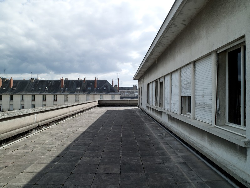 Troisième étage de l'aile est : façade est de l'appartement du directeur et toits de l'îlot E vus depuis la terrasse.