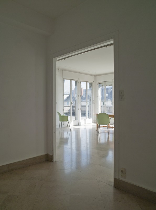 Troisième étage de l'aile est : living-room de l'appartement du directeur vu depuis l'entrée.