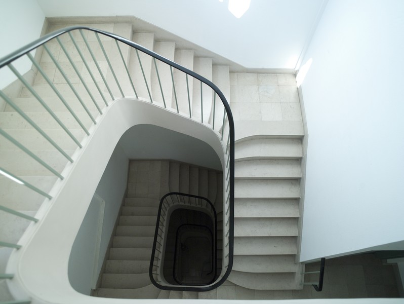 Escalier principal de l'aile est : vue plongeante.