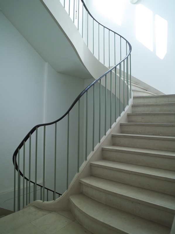 Escalier principal de l'aile est.