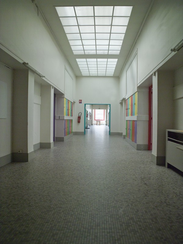 Premier étage de l'aile nord : couloir central desservant les salles de cours.