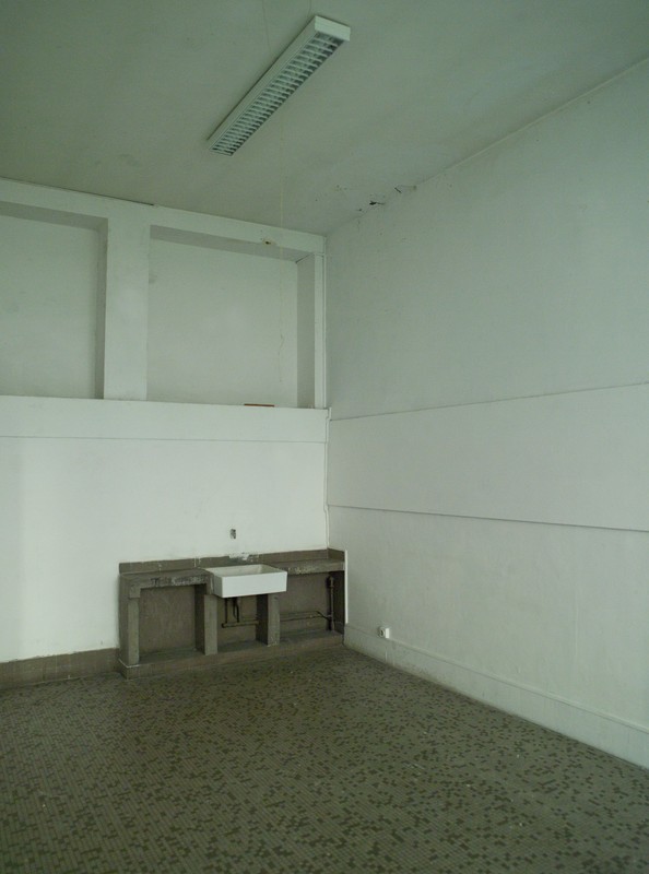 Premier étage de l'aile nord : bloc sanitaire d'une salle de cours.