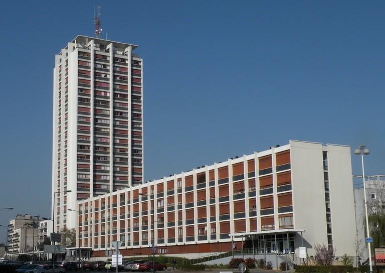 Vue générale depuis la place Saint-Paul avec le bâtiment 20. ; Vue générale des façades Sud et Est depuis la place Saint-Paul.