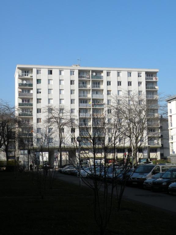 Vue de la façade sud depuis la rue Christophe-Colomb.
