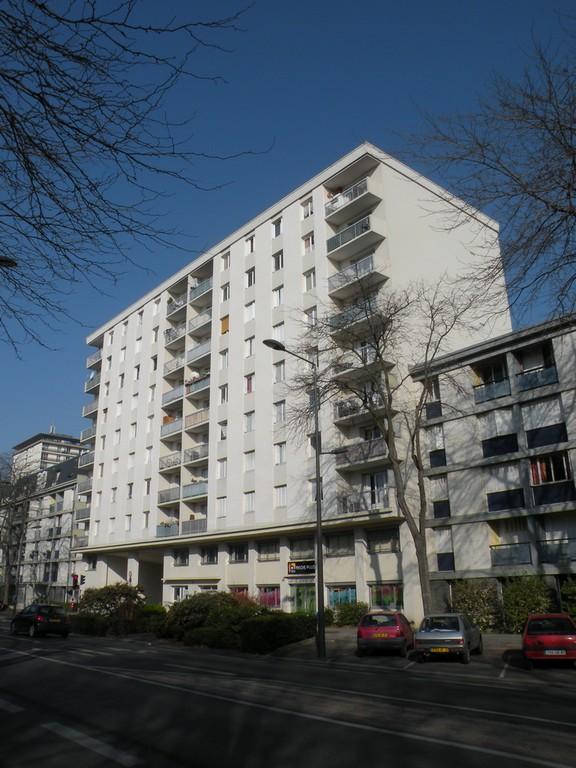Vue de la façade sud depuis l'avenue du Général-de-Gaulle.