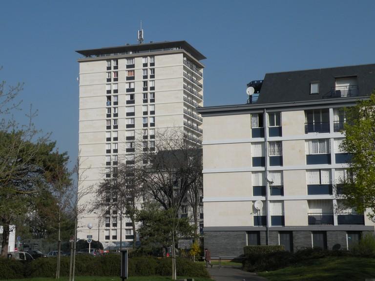 Tour S et bâtiment 12 vus depuis la place Meffre.