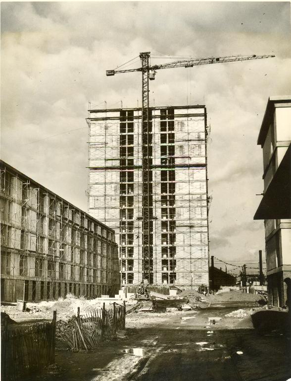 Vue de la construction du bâtiment B - 1959. (Archives communales de Tours, section contemporaine, Série Fi, cote 104 Fi 397). ; Vue de la construction de la tour A - 1959. (Archives communales de Tours, section contemporaine, Série Fi, cote 104 Fi 397).