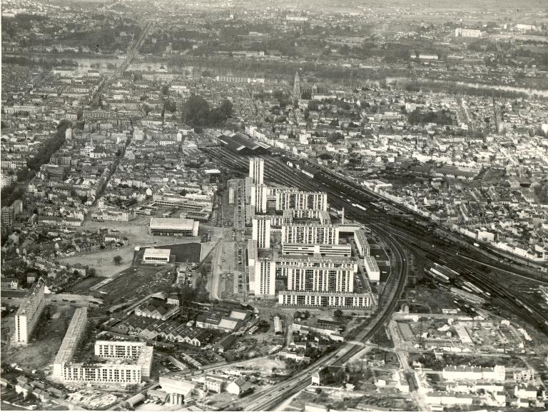 Vue générale en direction du nord - 1960. (Archives communales de Tours, section contemporaine, Série W, cote 531 W 31). ; Vue générale en direction du nord - 1960. (Archives communales de Tours, section contemporaine, Série W, cote 531 W 31). ; Vue aérienne des bâtiments 3, 4, 5 et 6 (en bas à gauche de la photo) qui bordent la place de l'allée de la Belle-Fille - 1960. (Archives communales de Tours, section contemporaine, Série W, cote 531 W 31).