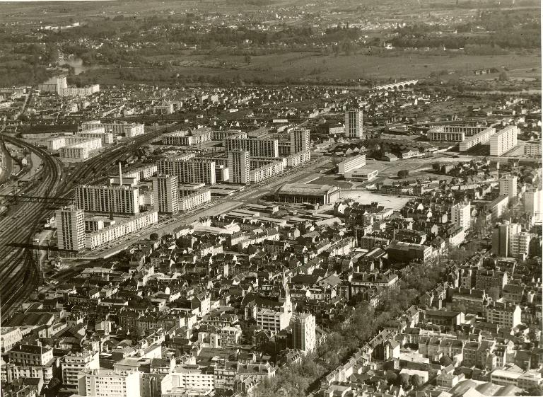 Vue générale en direction du sud-est - 1962. (Archives communales de Tours, section contemporaine, Série W, cote 531 W 31). ; Vue générale en direction du sud-est - 1962. (Archives communales de Tours, section contemporaine, Série W, cote 531 W 31). ; Vue générale en direction du sud-est. Les cinq tours en R+15 sont visibles au second plan le long du boulevard de Lattre-de-Tassigny - 1962. (Archives communales de Tours, section contemporaine, Série W, cote 531 W 31).